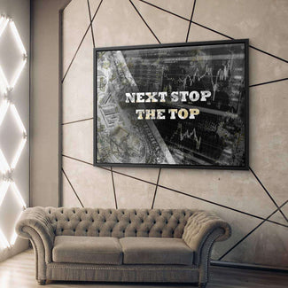Modernes Wandbild mit Schriftzug 'Next Stop The Top', Dollar- und Börsenmotiven, über Sofa