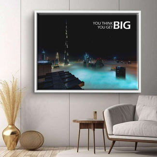 Modernes Wandbild mit nächtlicher Skyline, Hochhäusern im Nebel und Motivationsspruch im Wohnzimmer