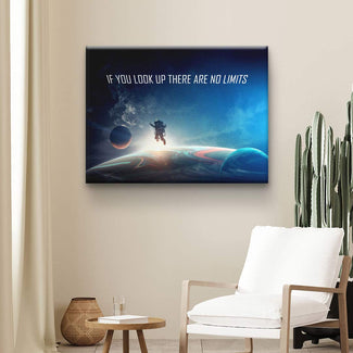 Modernes Leinwandbild mit Astronaut im Weltraum und inspirierendem Zitat an Wohnzimmerwand