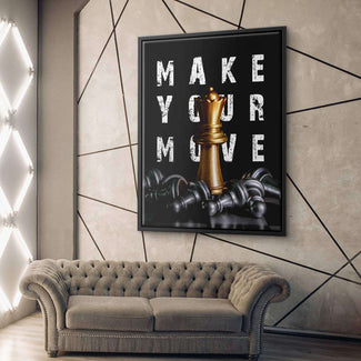 Modernes Wohnzimmer mit Wandbild Schachkönigin und Schriftzug Make Your Move, Motivationsbild