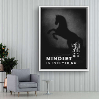 Schachfigur Springer mit Pferdeschatten und Motivationsspruch auf modernem Wandbild
