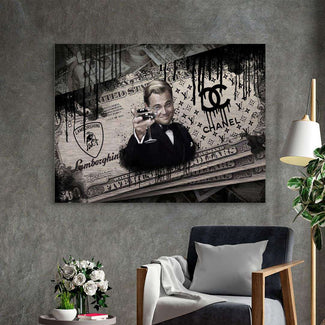 Modernes Wandbild mit Mann im Smoking, Geldschein, Luxusmarken Logos und Graffiti-Elementen