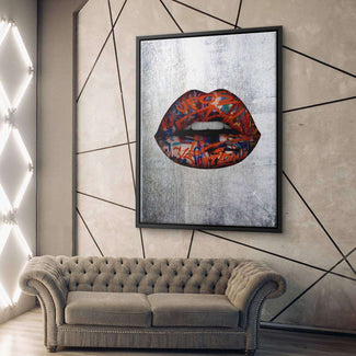 Modernes Wandbild mit bunten Graffiti-Lippen über einem grauen Hintergrund, über Sofa hängend