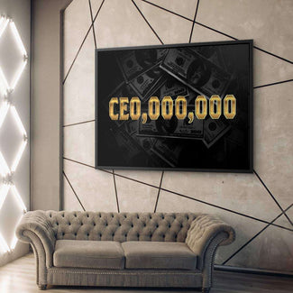 Modernes Wandbild mit goldener Aufschrift CEO,000,000 und Dollar-Scheinen im Hintergrund, über grauem Sofa