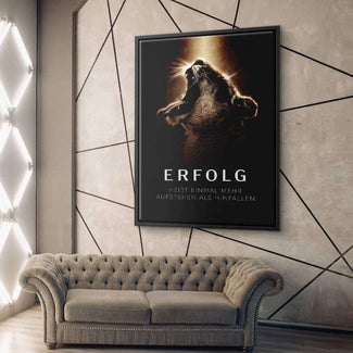 Modernes Wohnzimmer mit Leinwandbild eines brüllenden Löwen und Motivationsspruch Erfolg an der Wand.