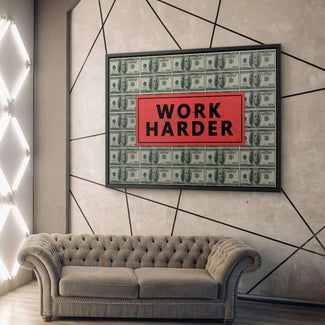 Modernes Wandbild mit Geldscheinen und rotem 'Work Harder'-Schriftzug über Designer-Sofa