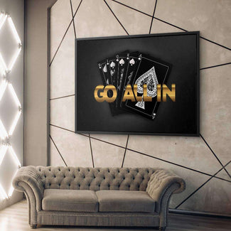 Modernes Wandbild mit Pokerkarten und goldener Schrift Go All In über Sofa in Wohnzimmer