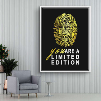 Modernes Wandbild mit gelbem Fingerabdruck und Motivationsspruch im Wohnzimmer