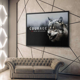 Wandbild Wolf mit Text Courage im modernen Wohnzimmer, Motivationsbild auf Leinwand