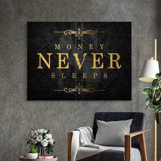 Leinwandbild mit goldener Aufschrift 'Money Never Sleeps' im modernen Wohnzimmer