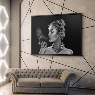 Modernes Wandbild mit glamouröser Frau, rotem Lippenstift, Schmuck und Zigarre im Wohnzimmer