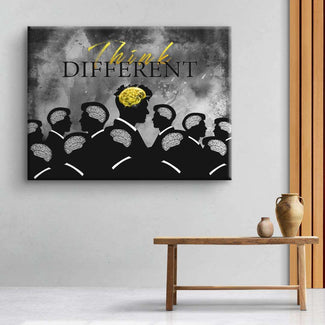 Modernes Wandbild Think Different mit schwarzen Silhouetten und goldener Gehirndetail, Motivationskunst