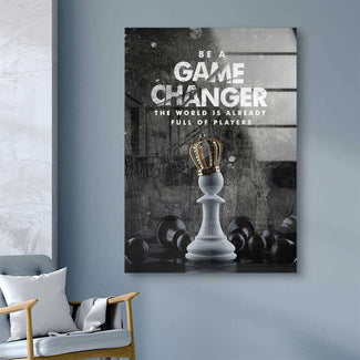 Modernes Wandbild mit Schachfigur, Krone und Motivationszitat an grauer Wand