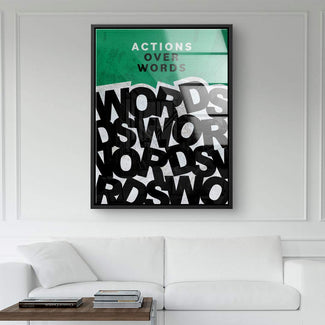 Modernes Wandbild mit typografischem Motiv 'Actions Over Words', grün-schwarz, über Sofa
