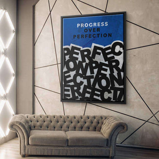 Modernes Wandbild mit Motivationsspruch 'Progress over Perfection' über Sofa im Wohnzimmer