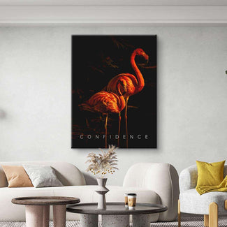 Modernes Wandbild mit zwei Flamingos und Schriftzug Confidence im stilvollen Wohnzimmer