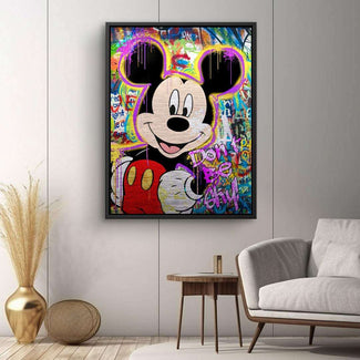 Pop Art Wandbild mit Comicfigur und Graffiti, bunte Street Art Leinwand im modernen Wohnzimmer