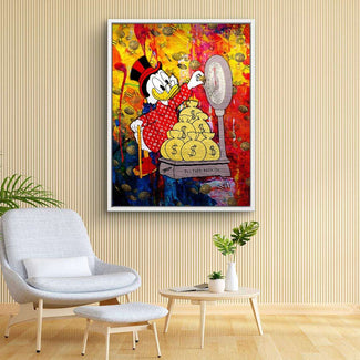 Buntes Pop Art Wandbild mit Comic-Ente, Geldsäcken und Münzen im modernen Wohnzimmer