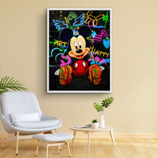 Buntes Wandbild mit Comic-Maus vor Graffiti-Wand, moderne Kunst im Wohnzimmer