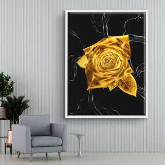 Modernes Wandbild mit goldener Rose auf schwarzem Hintergrund, stilvoll im Wohnzimmer dekoriert.