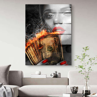 Modernes Wandbild mit Frauengesicht, rotem Lippenstift und brennenden Geldscheinen, Pop Art Stil