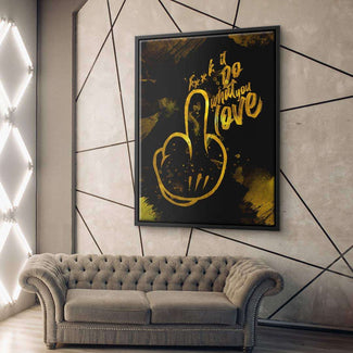 Modernes Wandbild im Pop Art Stil mit gelber Grafik und provokantem Schriftzug über Sofa