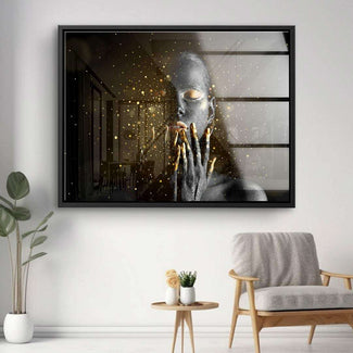 Modernes Wandbild mit gold-akzentuiertem Porträt einer Frau vor abstraktem Hintergrund