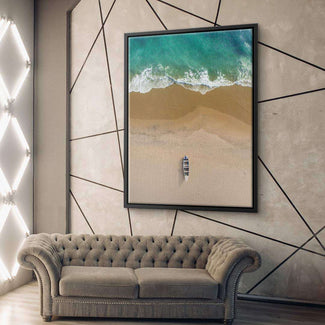 Modernes Wandbild mit Strand, Boot und türkisfarbenem Meer über einem eleganten Sofa