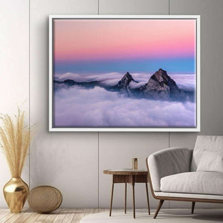 Wandbild mit Berggipfeln im Nebel und buntem Sonnenuntergang, modernes Wohnzimmer