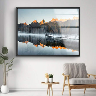 Modernes Wandbild mit Berglandschaft, Steg und See im skandinavischen Wohnzimmer