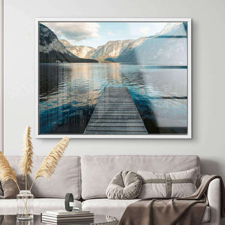 Landschaftsbild auf Leinwand mit Steg am See, Berge im Hintergrund, modernes Wohnzimmer-Dekor