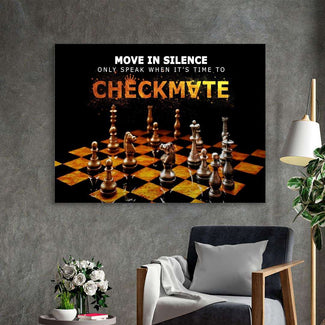 Leinwandbild mit Schachbrett, Schachfiguren und Motivationszitat an grauer Wand im Wohnzimmer