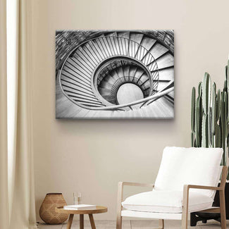 Modernes Wohnzimmer mit schwarz-weißem Leinwandbild einer spiralförmigen Treppe an der Wand.