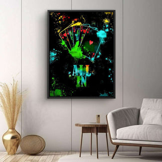 Modernes Wandbild mit Pokerkarten Royal Flush, Schriftzug ALL IN und bunten Farbspritzern.