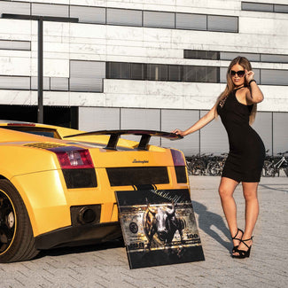 Motivationsbild mit Bullenmotiv vor gelbem Sportwagen und Frau in schwarzem Kleid
