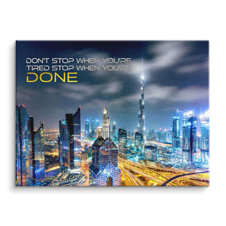 Motivationsbild mit Dubai Skyline bei Nacht, leuchtende Hochhäuser und Motivationsspruch auf Leinwand