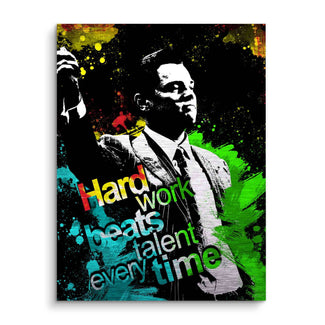 Motivationsbild eines Anzugträgers mit bunten Farbspritzern und dem Text 'Hard work beats talent every time'.