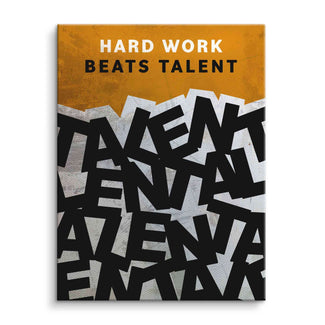 Motivationsbild mit Schriftzug 'Hard Work Beats Talent' in moderner Typografie auf Leinwand