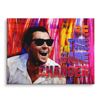 Motivationsbild auf Leinwand mit lachendem Mann in Sonnenbrille, buntem Hintergrund und Text "Be the game changer".