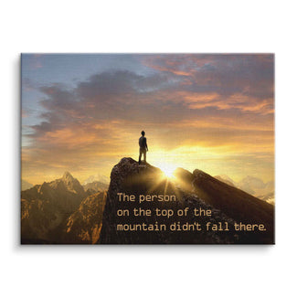 Motivationsbild mit Person auf Bergspitze bei Sonnenaufgang, inspirierendes Wandbild