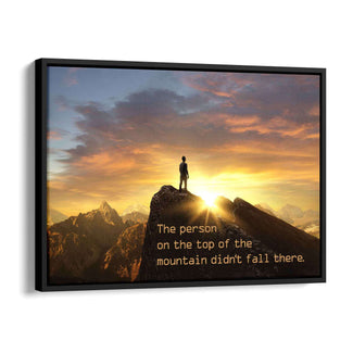 Motivationsbild mit Silhouette einer Person auf Berggipfel bei Sonnenaufgang, inspirierendes Zitat