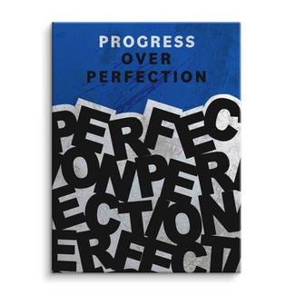 Motivationsbild auf Leinwand mit Aufschrift Progress over Perfection, blaue und schwarze Schrift