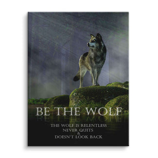 Motivationsbild Wolf auf Leinwand, Wolf steht stolz auf Felsen im Wald, inspirierende Wandkunst