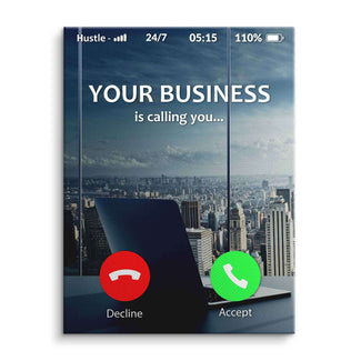 Motivationsbild auf Leinwand mit Laptop, Skyline und Text 'Your Business is calling you'