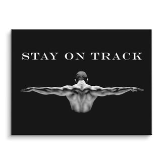 Motivationsbild mit trainiertem Mann mit ausgestreckten Armen und Text 'Stay on Track' auf schwarzem Hintergrund