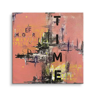 Abstraktes Wandbild mit rosa Hintergrund, schwarzen und gelben Schriftzügen, moderner Kunststil