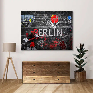 Modernes Wandbild mit Berlin Graffiti und roter Sonne auf schwarzer Backsteinwand, Wohnzimmer-Deko