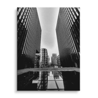 Schwarzes Wandbild moderne Architektur, Hochhäuser mit Spiegelung in urbaner City-Kulisse