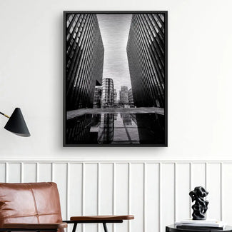Schwarz-weißes Wandbild mit moderner Architektur und Spiegelung, urbaner Kunstdruck