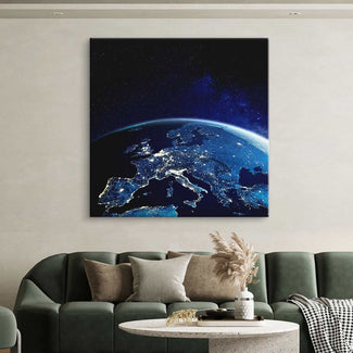 Modernes Wandbild mit Weltraumansicht von Europa über Sofa, leuchtende Blau- und Schwarztöne
